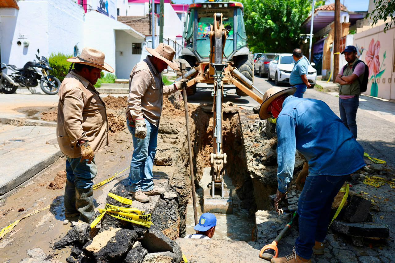 Rehabilitan Ceabien y Soapa red de drenaje sanitario en el Barrio de Xochimilco de la capital oaxaqueña