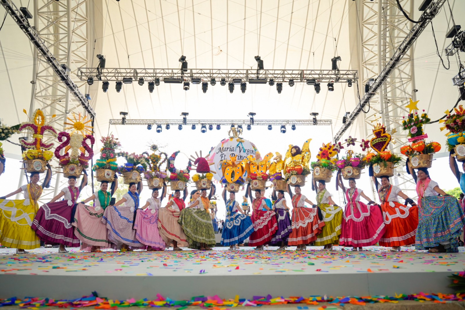 Ante un lleno total en el Auditorio Guelaguetza, comienza con éxito la Octava del Lunes del Cerro 2026