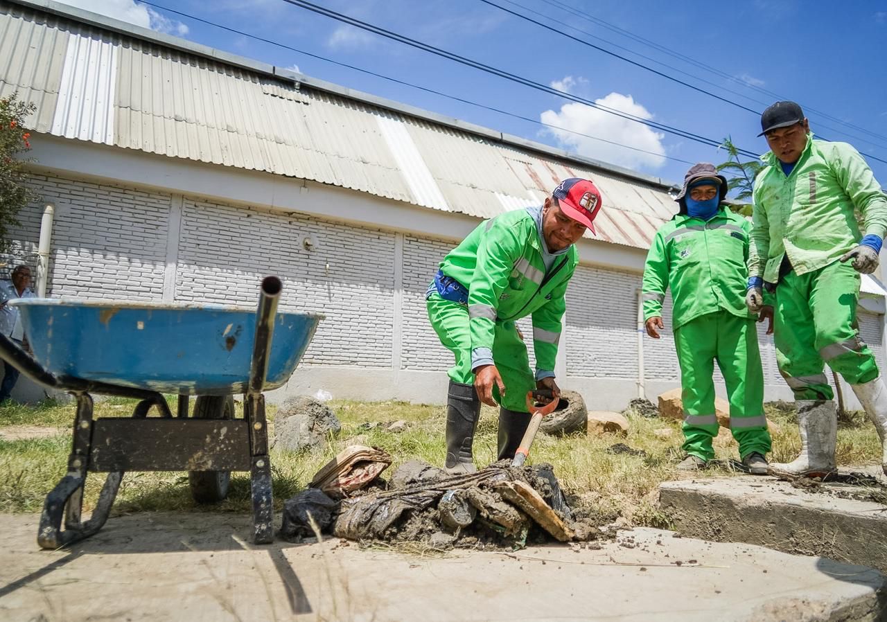 Continúa brigada de Ceabien y Soapa desazolvando red de alcantarillado en crucero de San Pablo Etla