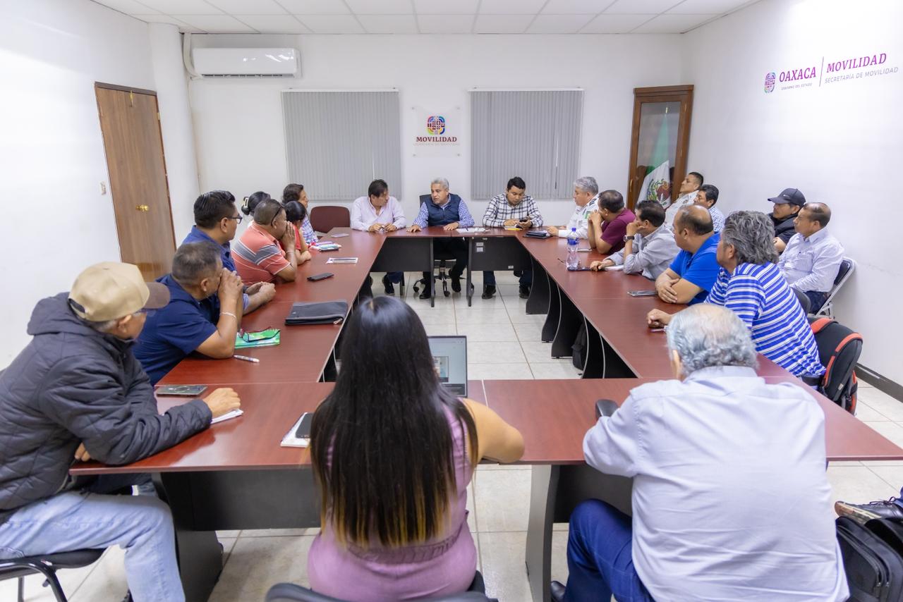 Construye Semovi acuerdos con taxistas para fortalecer el reordenamiento del Centro Histórico
