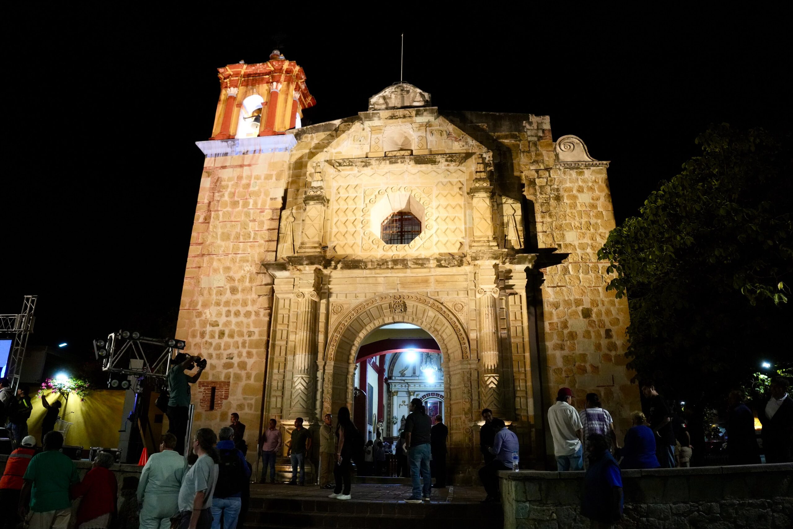 México Brilla ilumina templo de Jalatlaco, barrio mágico de Oaxaca