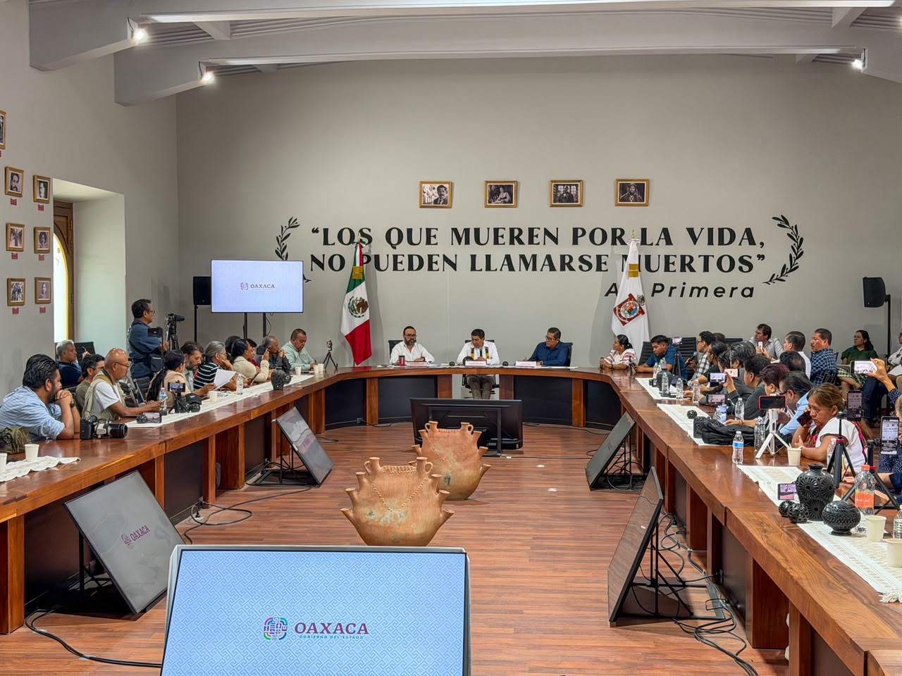 Salomón Jara sostiene encuentro con gremio periodístico, refrenda compromiso de respeto y protección a su labor