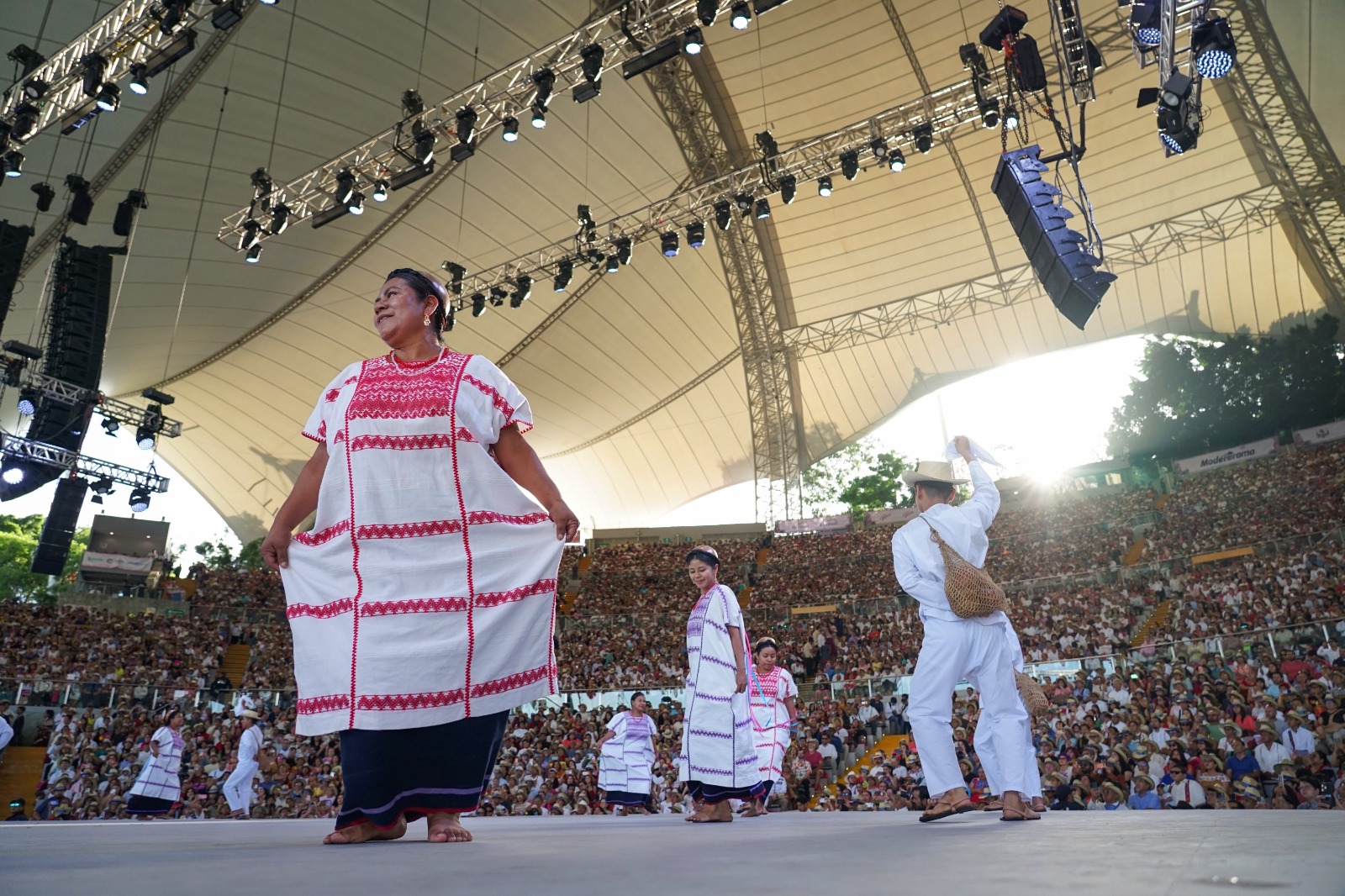 Al ritmo de los sones, jarabes y demás danzas que distinguen al Corazón Cultural de México, culmina con éxito Primer Lunes del Cerro de la Guelaguetza 2026