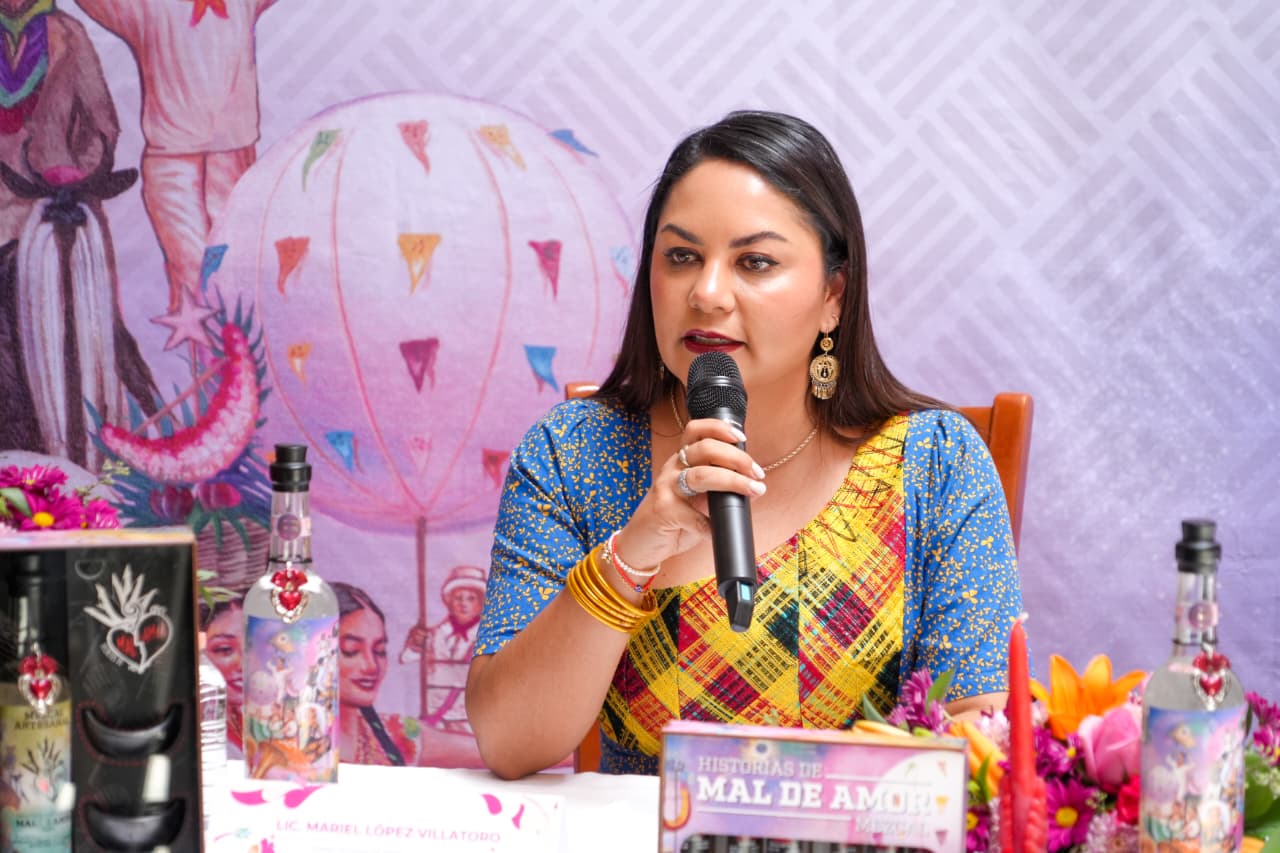 Presentan botella de mezcal conmemorativa de la Guelaguetza 2026