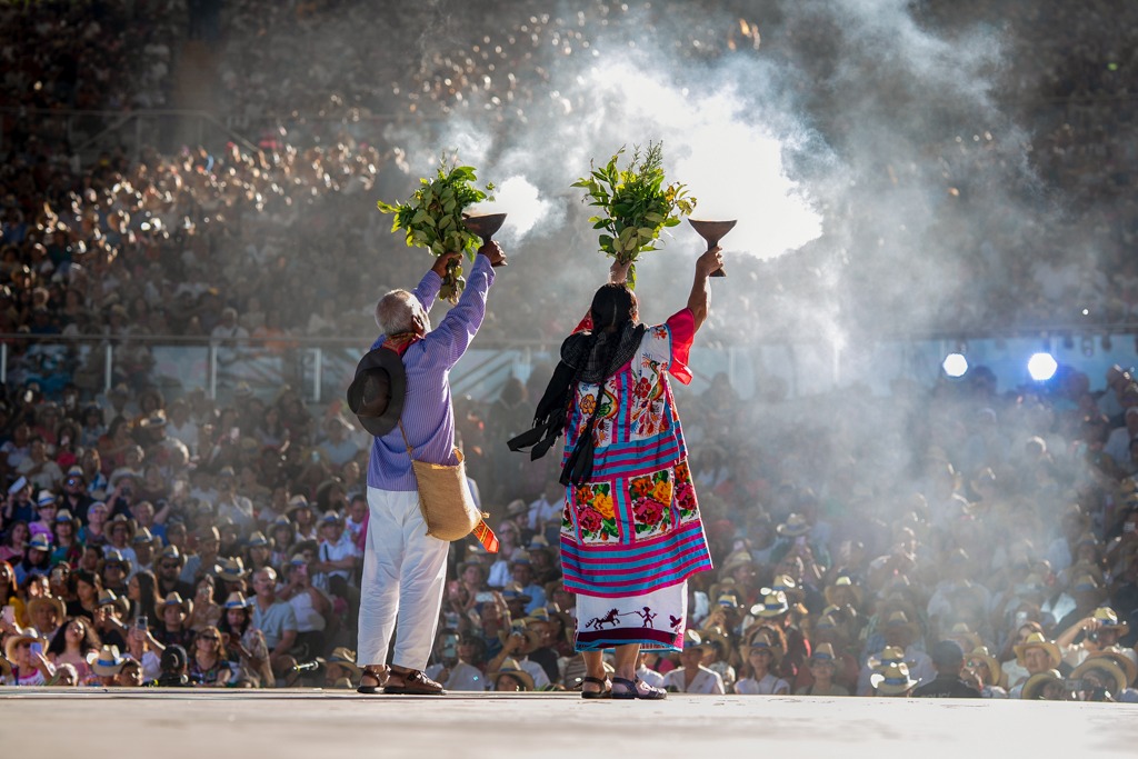 Con gran algarabía arranca la emisión vespertina del Primer Lunes del Cerro de la Guelaguetza 2026