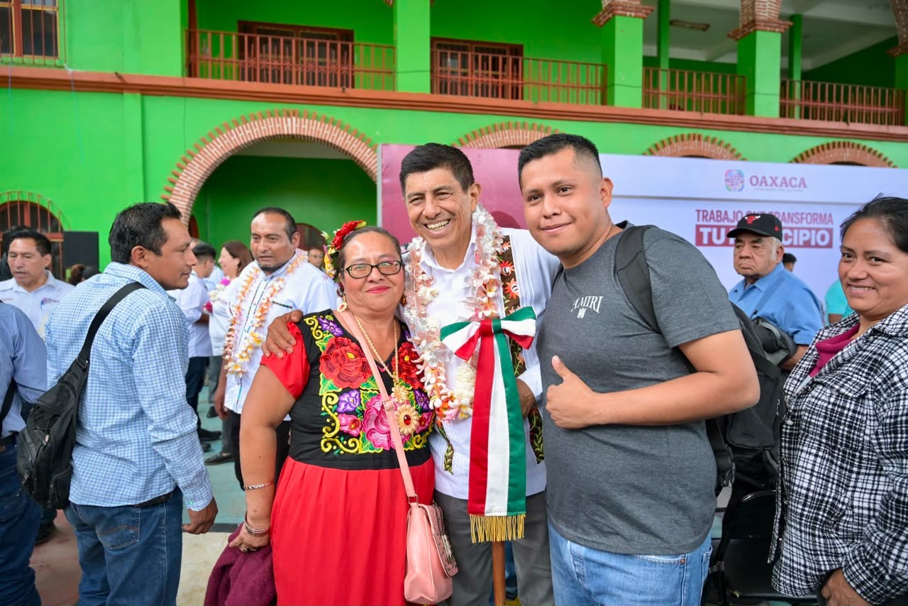 Cumple Gobernador de Oaxaca con rehabilitación de carretera de Santa María Ecatepec