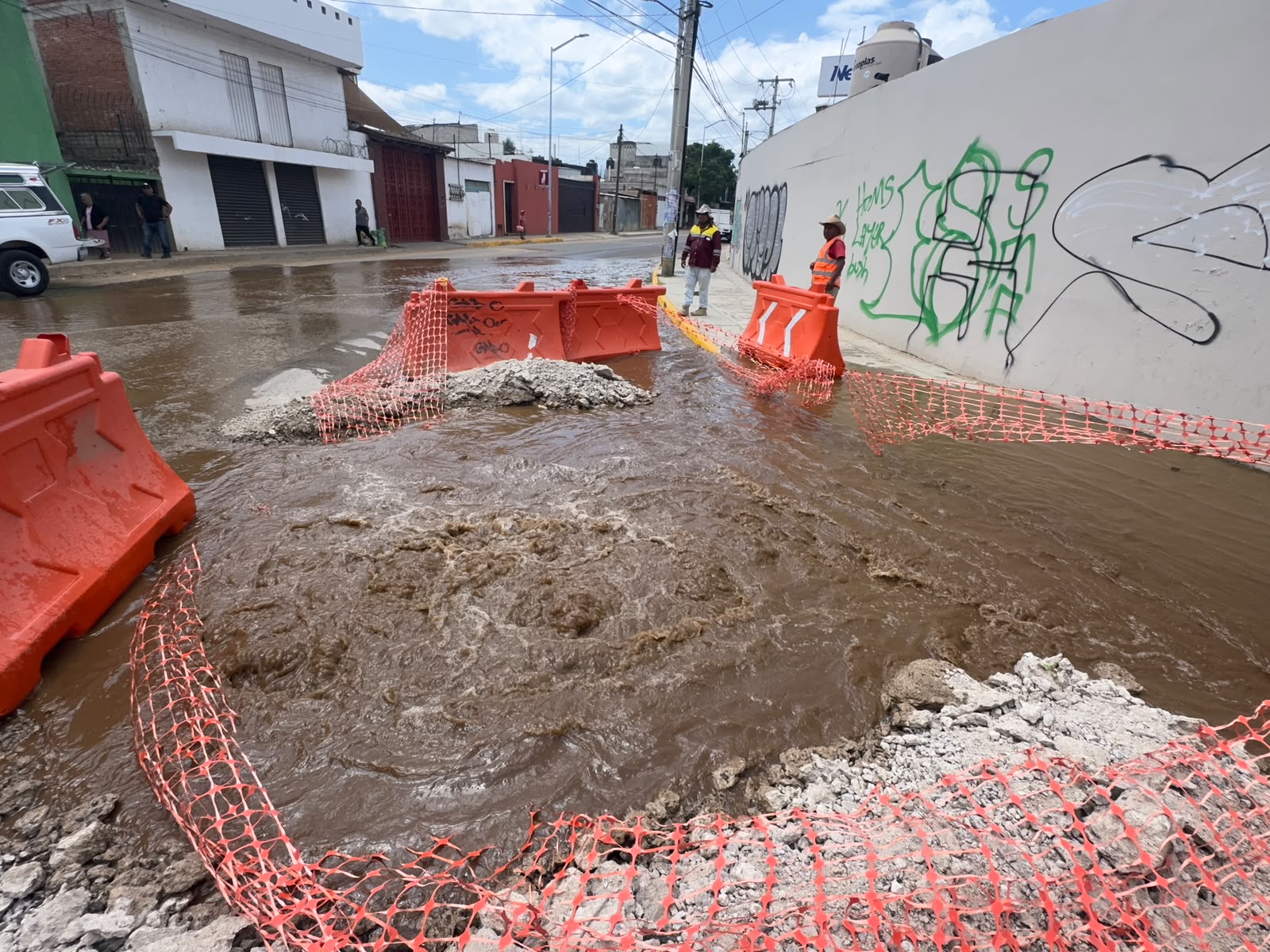 Realizan CEABIEN y SOAPA prueba hidrostática en la línea de conducción de 12 pulgadas en Avenida Montoya, San Martín Mexicapam