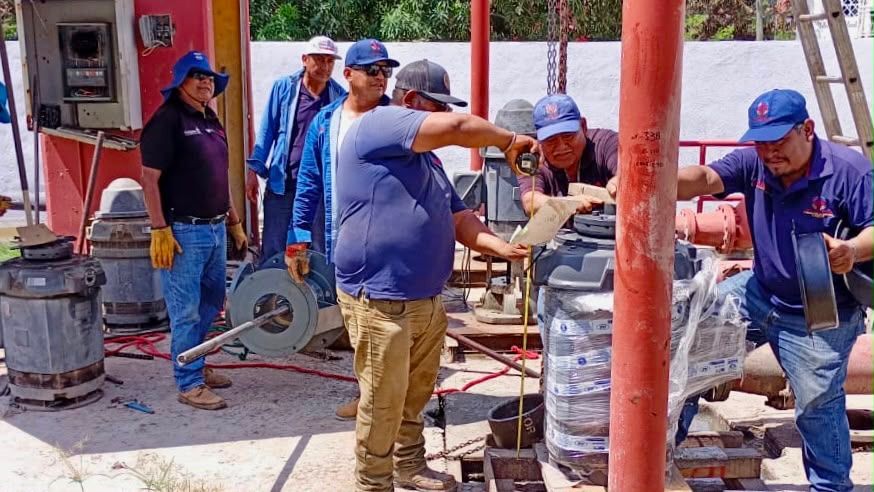Instala Ceabien equipo de bombeo para evitar desborde de agua de drenaje a la playa en Puerto Escondido