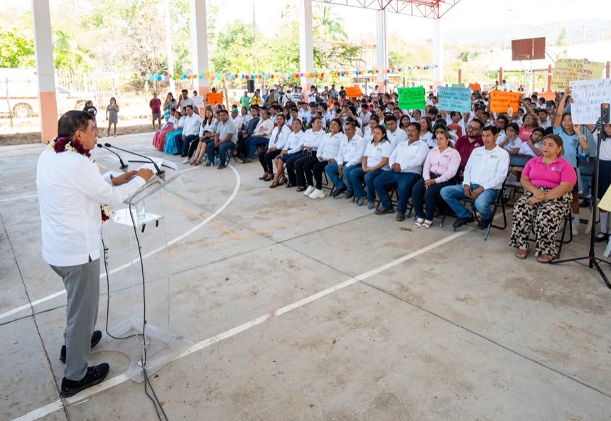 Gobierno de Oaxaca enfrenta rezago educativo: entrega techado en escuela de la Costa