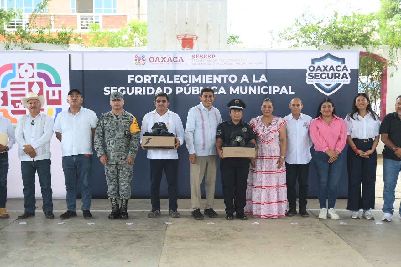 Entrega Salomón Jara uniformes a policías municipales de la Costa para mejorar su operatividad