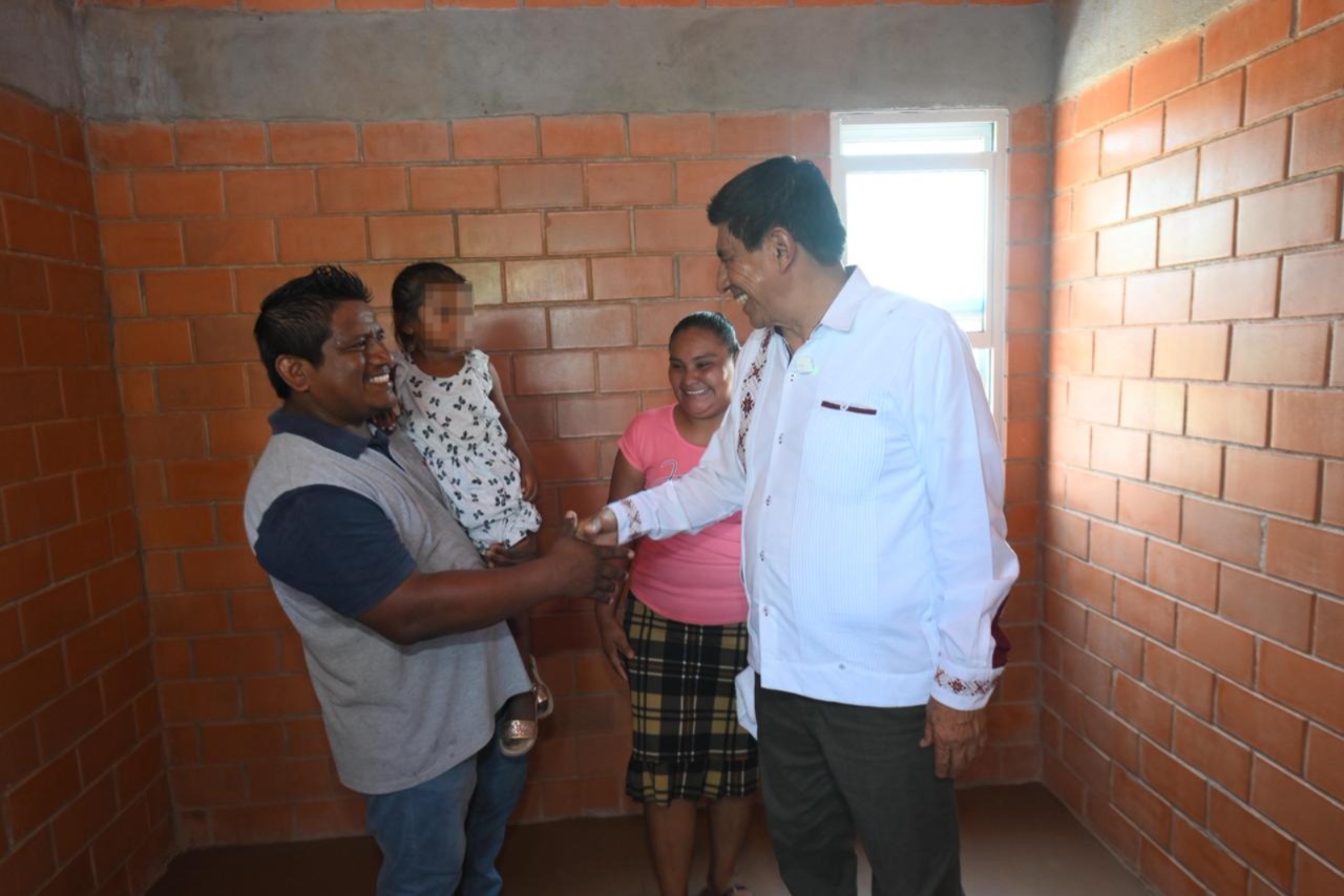 Cumple Salomón Jara con la entrega de vivienda a personas damnificadas