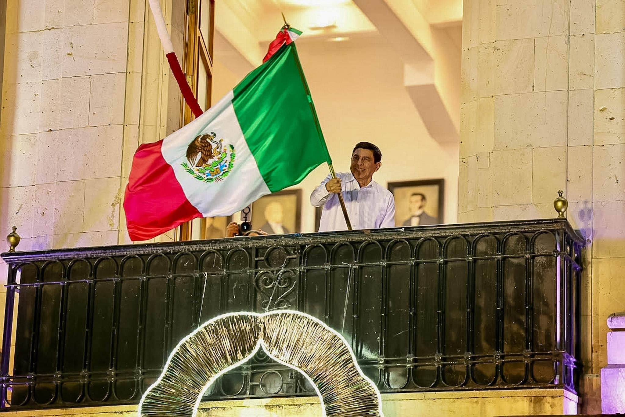 Llama Salomón Jara a la unidad en el 216 aniversario del inicio de la Independencia de México