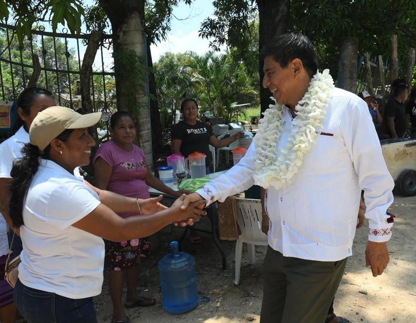 Entrega Salomón Jara desarrollo en la Costa con infraestructura educativa y carretera