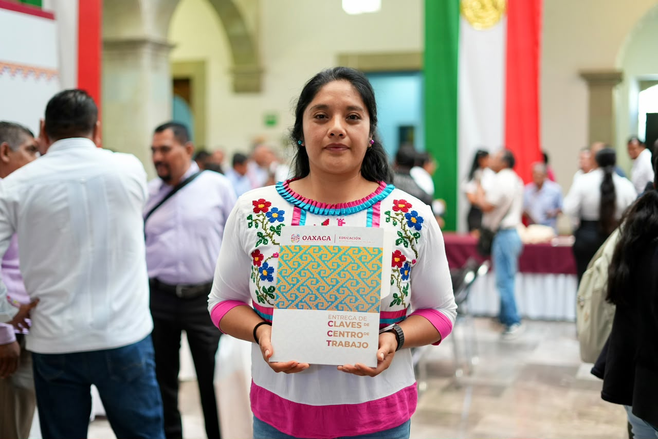 Entrega Salomón Jara claves a escuelas; estudiantes no abandonarán sus pueblos ni raíces por falta de oportunidades educativas