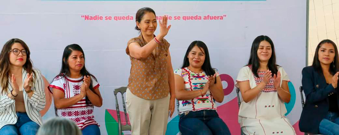 Más de medio millar de personas reciben lentes de vista cansada por parte del DIF Oaxaca
