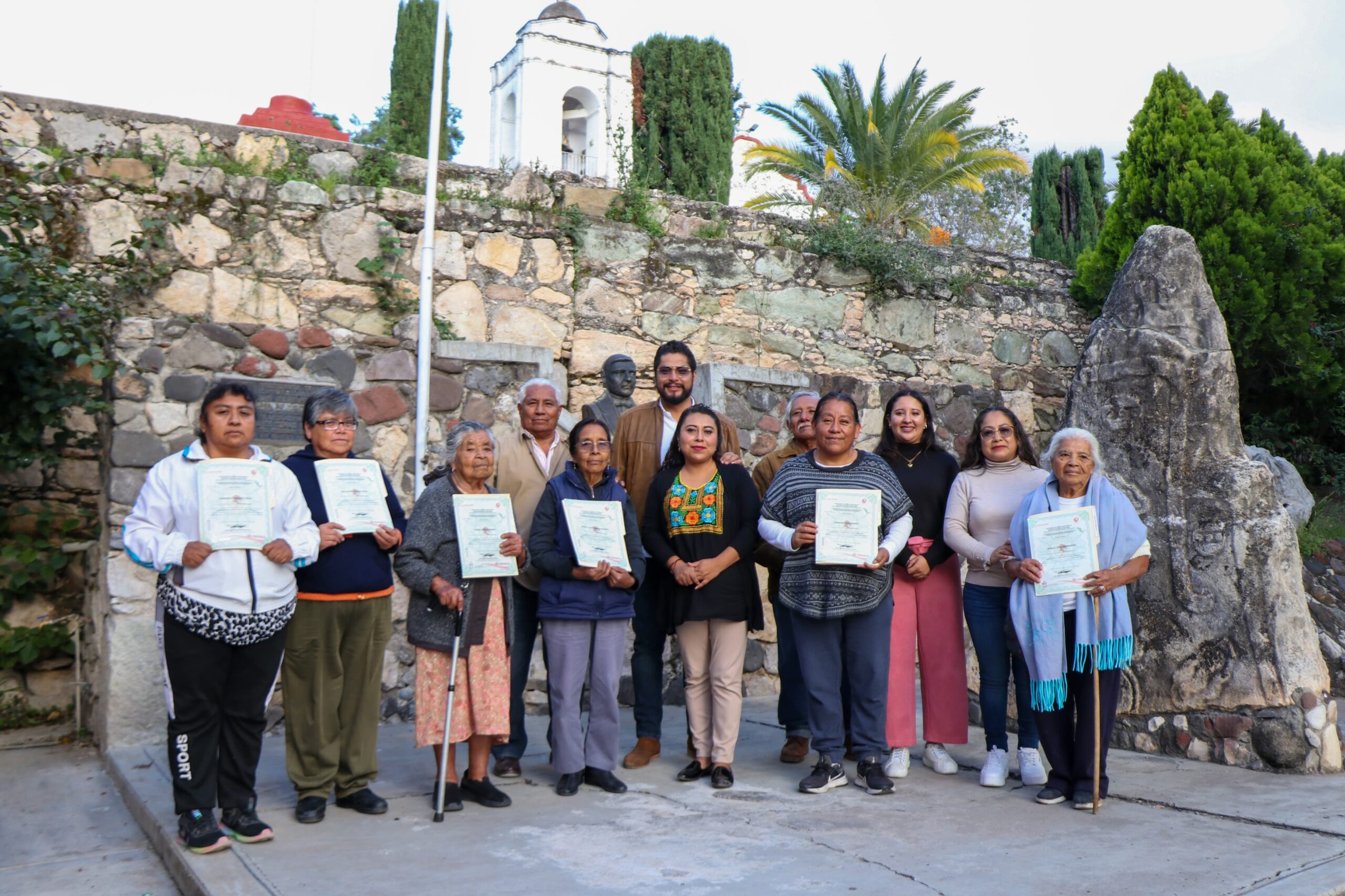 ENTREGA ICAPET CONSTANCIAS DE CAPACITACIÓN EN LA REGIÓN MIXTECA