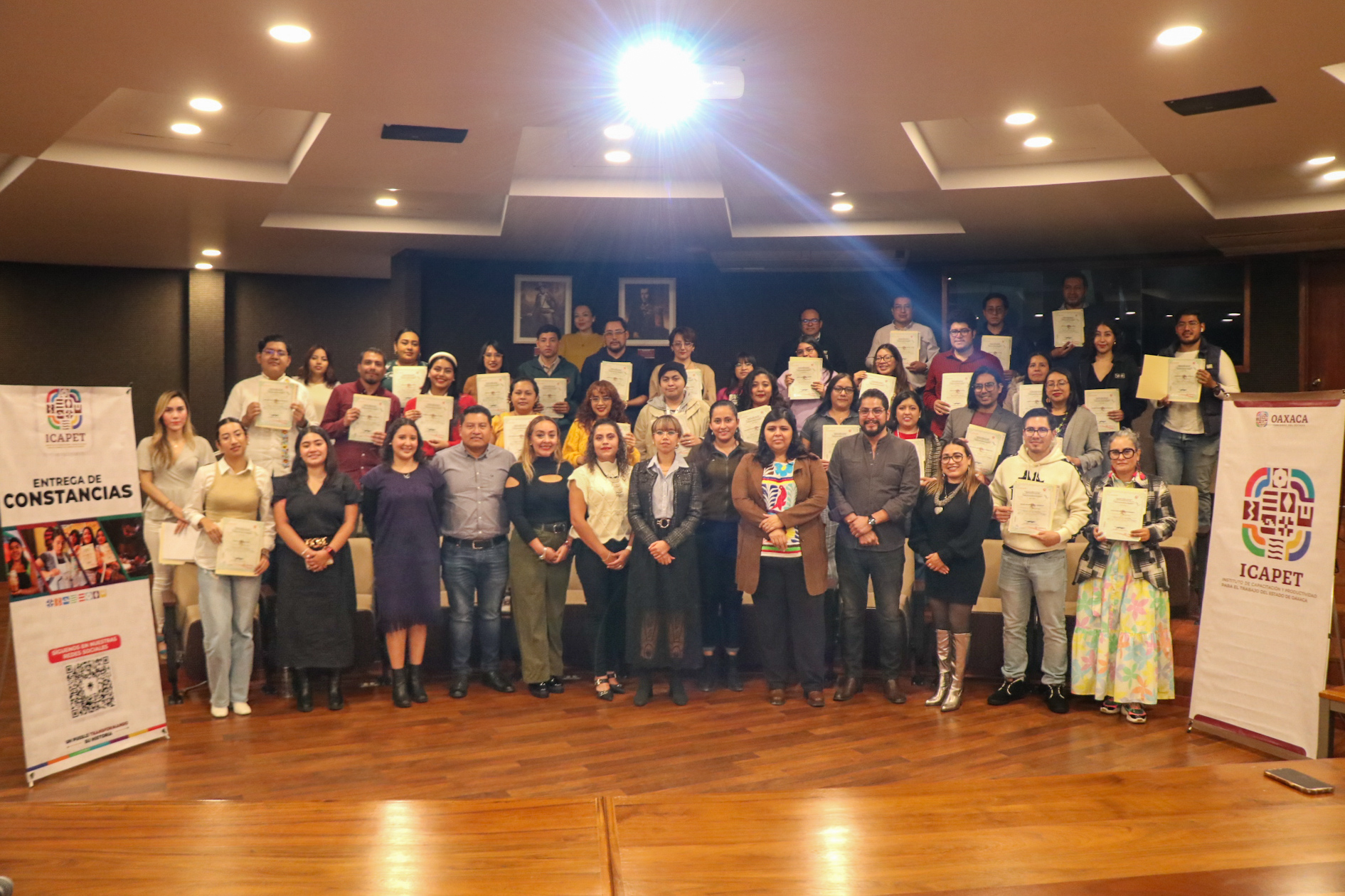 ENTREGA ICAPET CONSTANCIAS DE CAPACITACIÓN A SERVIDORES PÚBLICOS DEL GOBIERNO DE OAXACA