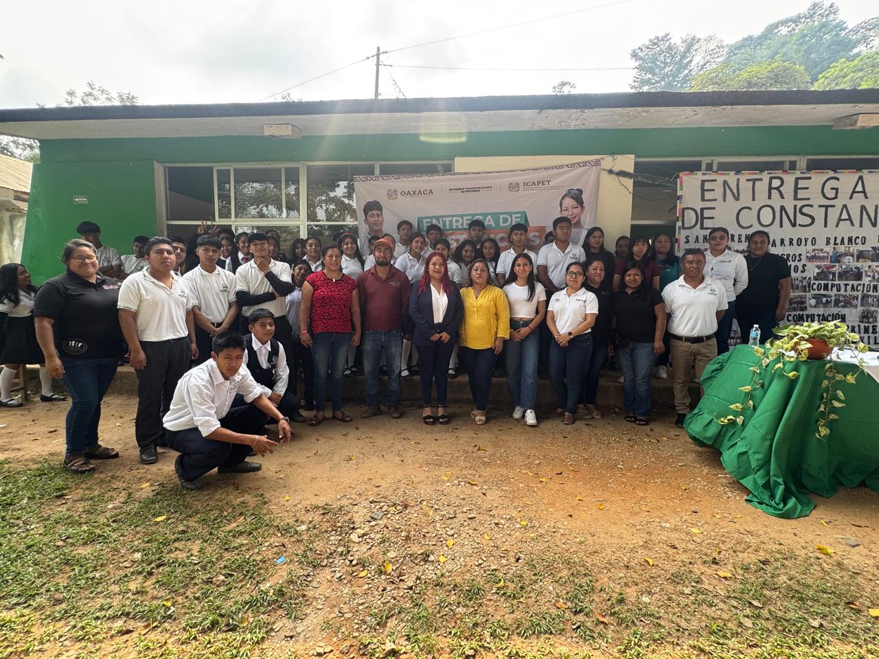 ENTREGA ICAPET CONSTANCIAS DE CAPACITACIÓN A ESTUDIANTES DEL IEBO EN SAN JUAN LALANA