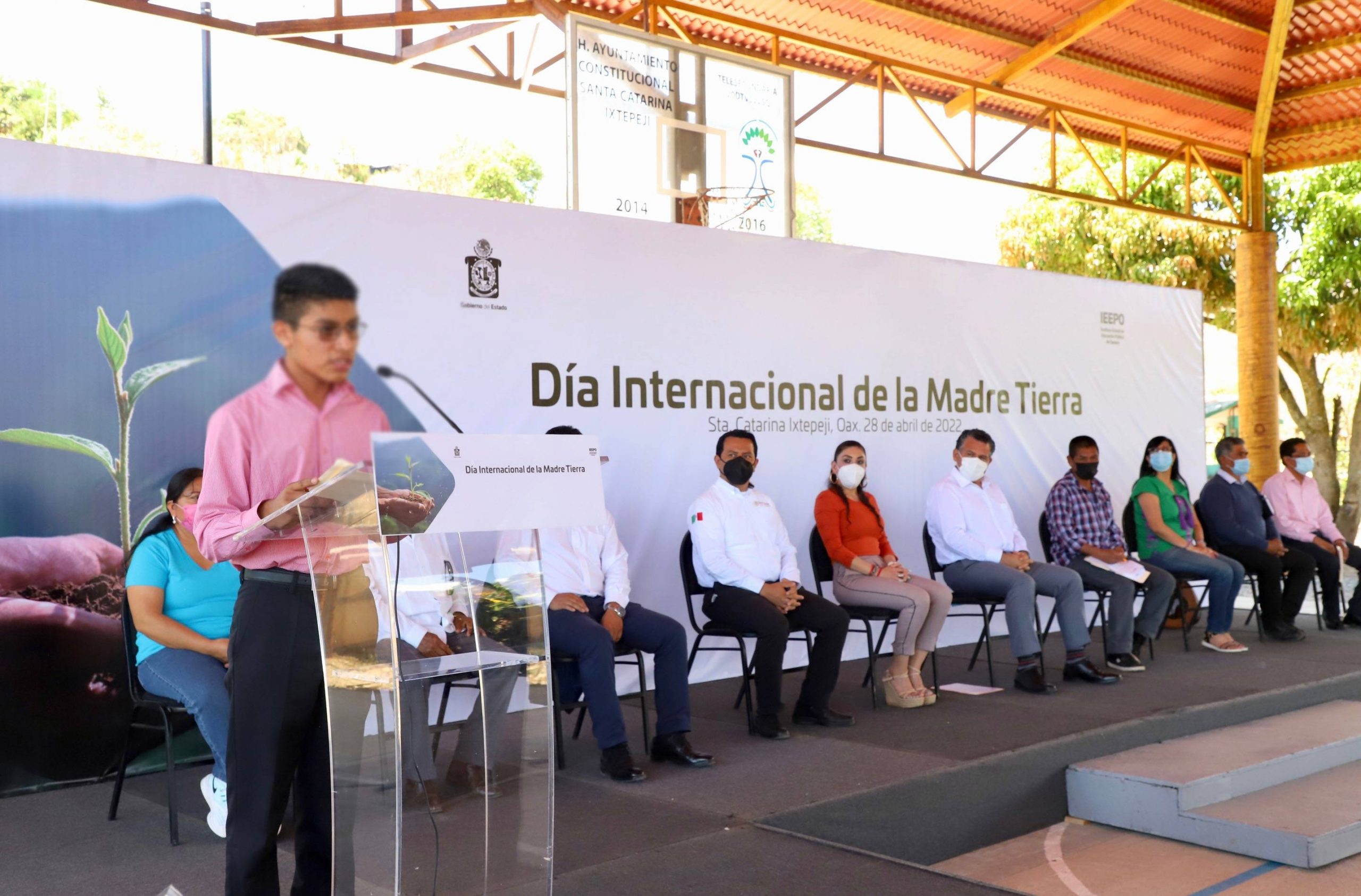 Conmemoran IEEPO, SEP, SEMARNAT y estudiantes de Telesecundaria el Día Internacional de la Madre Tierra