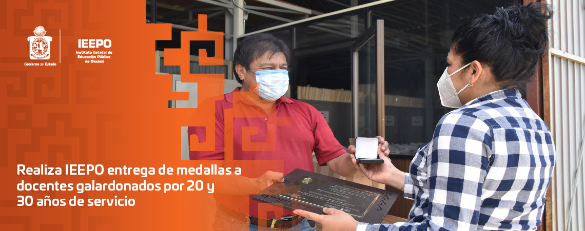 Realiza IEEPO entrega de medallas a docentes  galardonados por 20 y 30 años de servicio