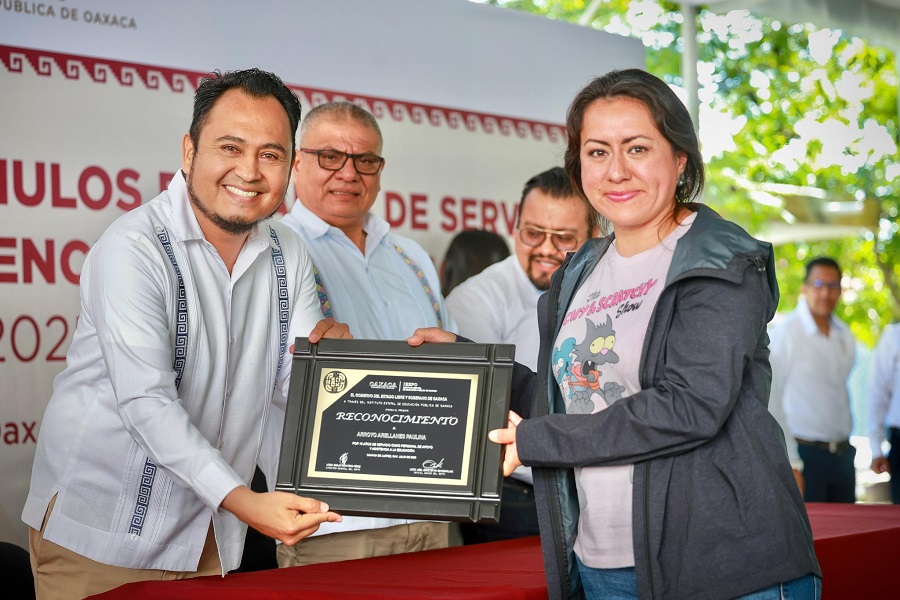 Entrega IEEPO 2 mil 238 reconocimientos por años de servicio a Personal de Apoyo y Asistencia a la Educación 2