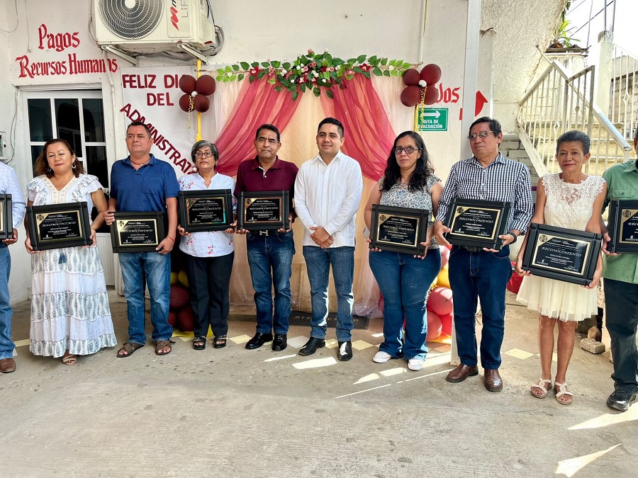 Entrega IEEPO 2 mil 238 reconocimientos por años de servicio a Personal de Apoyo y Asistencia a la Educación 4