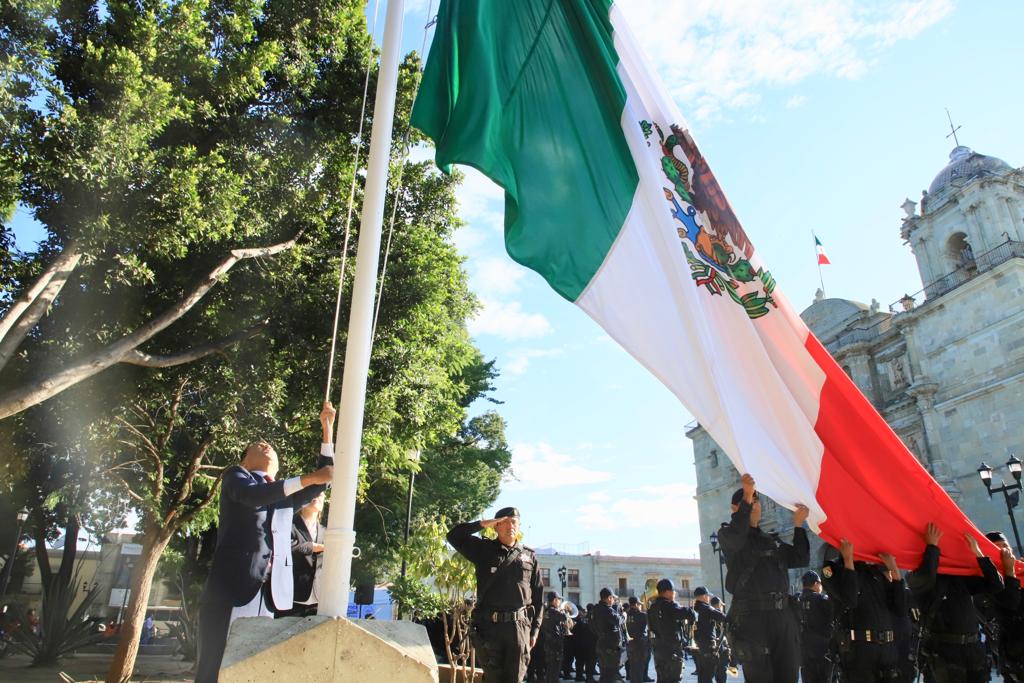 Encabeza SEMAEDESO ceremonia de izamiento