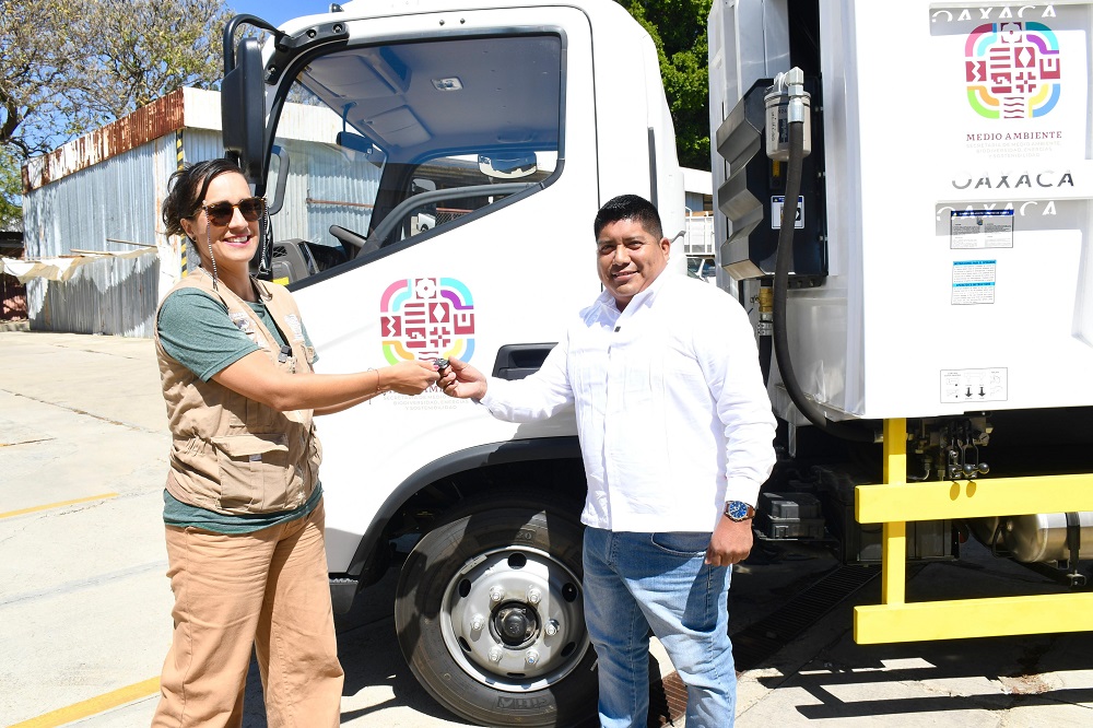 El Gobierno del Estado dota de vehículo recolector de residuos sólidos al municipio de Matías Romero Avendaño