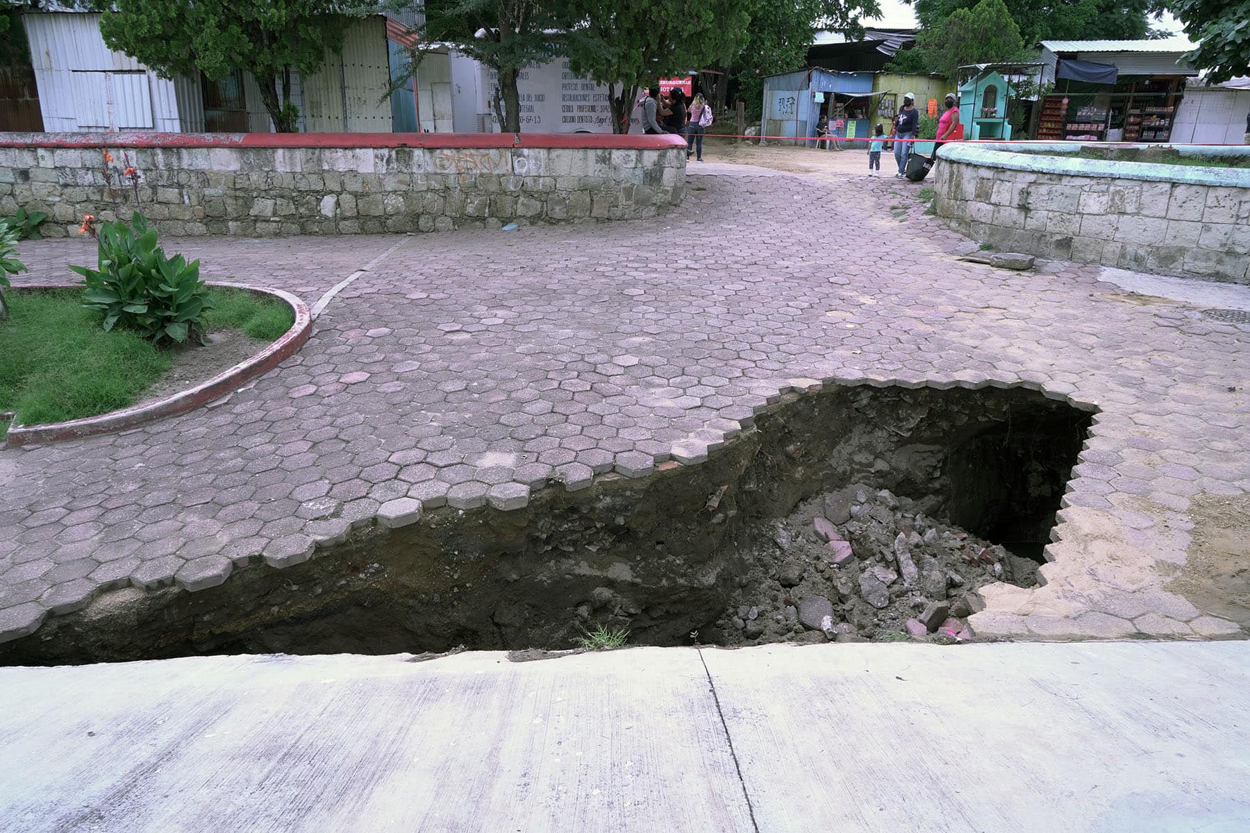 Activa SAPAO plan de supervisión emergente en asentamientos originados por las intensas lluvias. Activa SAPAO plan de supervisión emergente en asentamientos originados por las intensas lluvias.