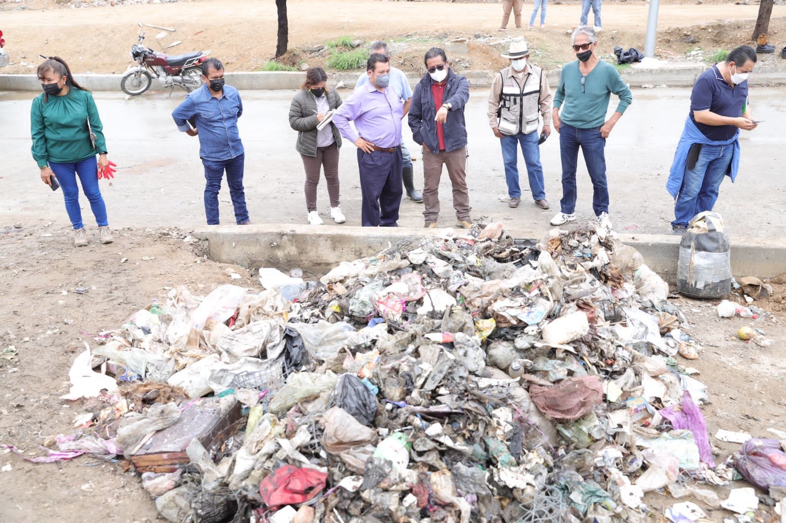 Tapón de basura provocó la inundación en la Central de Abastos Tapón de basura provocó la inundación en la Central de Abastos