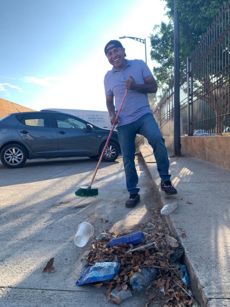 Con trabajo comunitario limpian el Monumento a Juárez