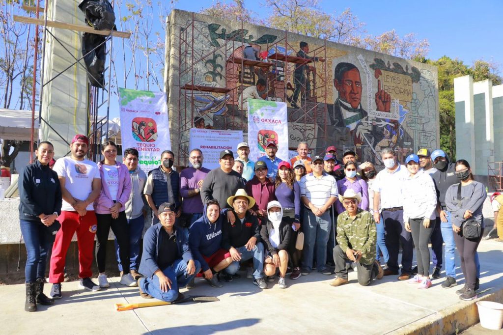 Con trabajo comunitario limpian el Monumento a Juárez