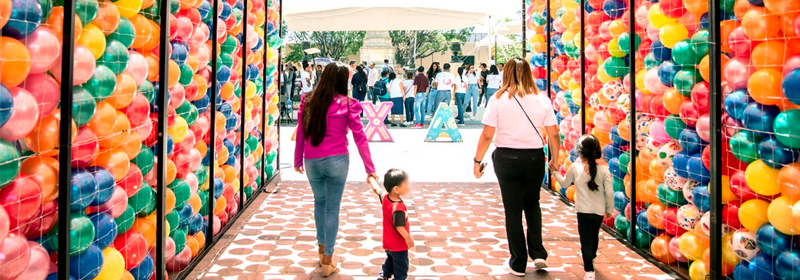 Disfrutan niñas y niños de juegos y recreación con Vera Niñez, en el Llano