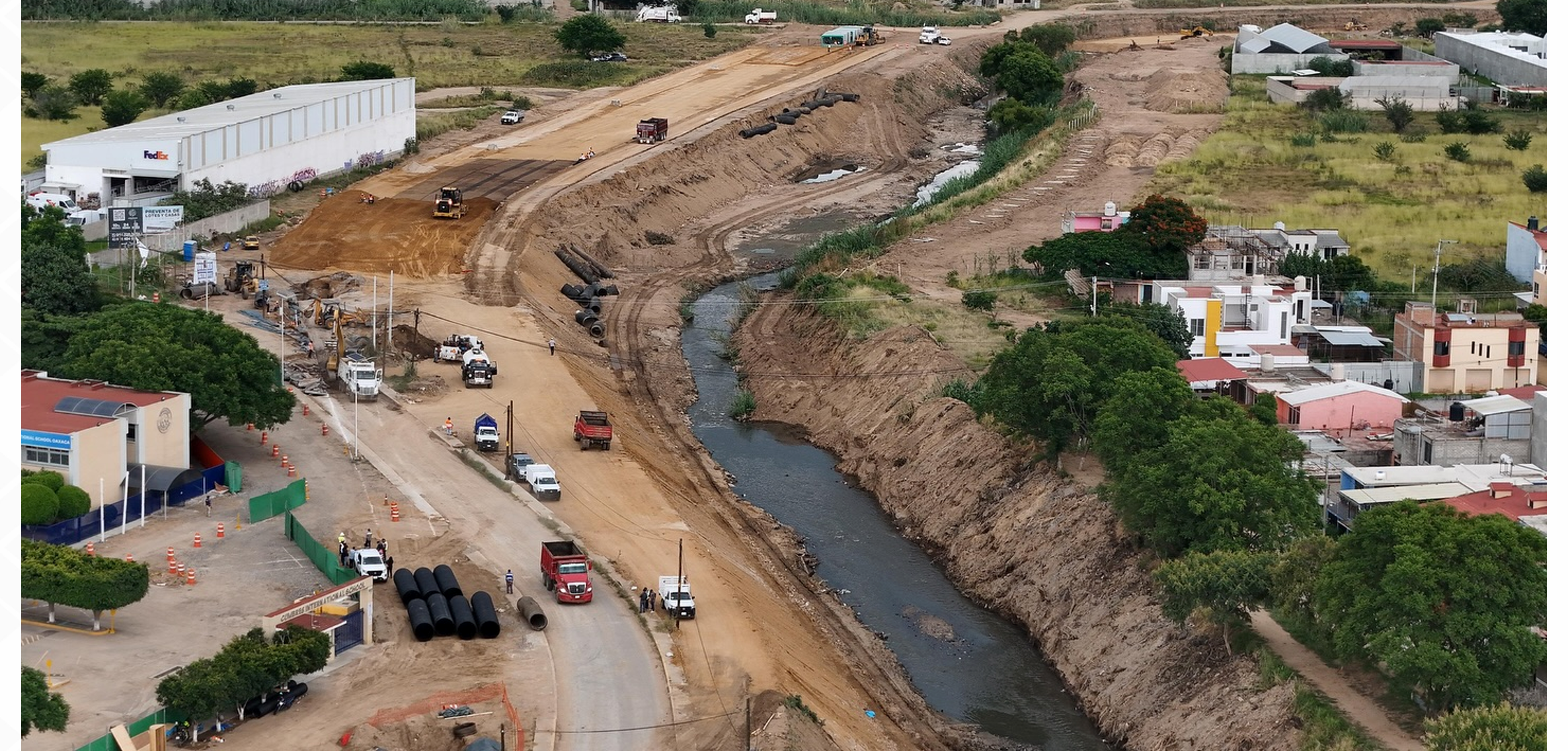Construcción de pozos de visita en la vialidad de las márgenes del Río Atoyac